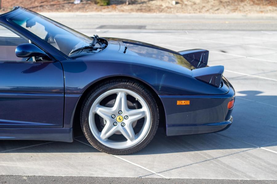 Детали экстерьера Ferrari F355 Spider 1995 года  (фото 51 из 149)